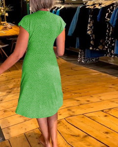 Κοντομάνικο φόρεμα με πουά και λαιμόκοψη σε V